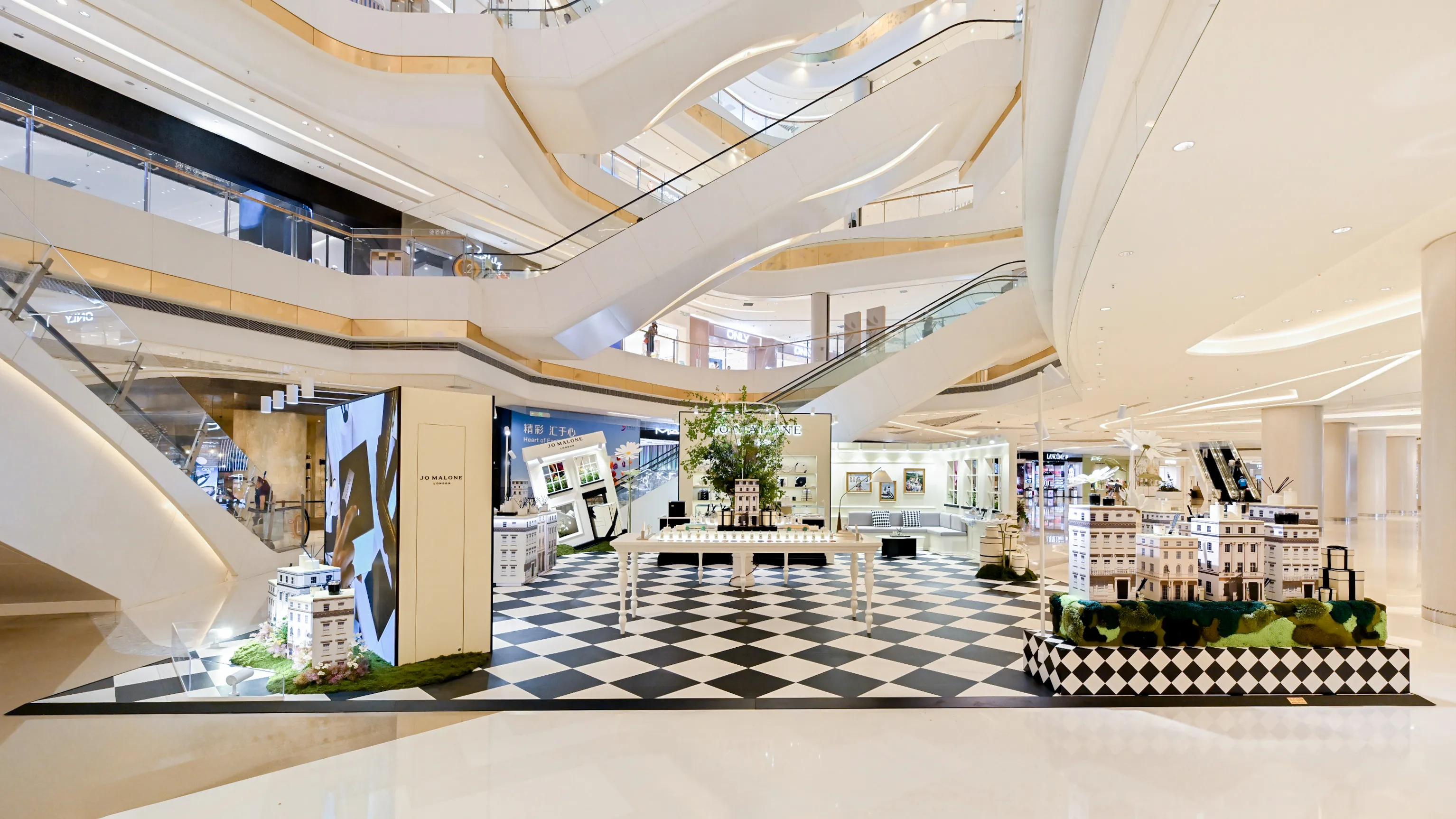 Well-known perfume brands create city pop-up stores