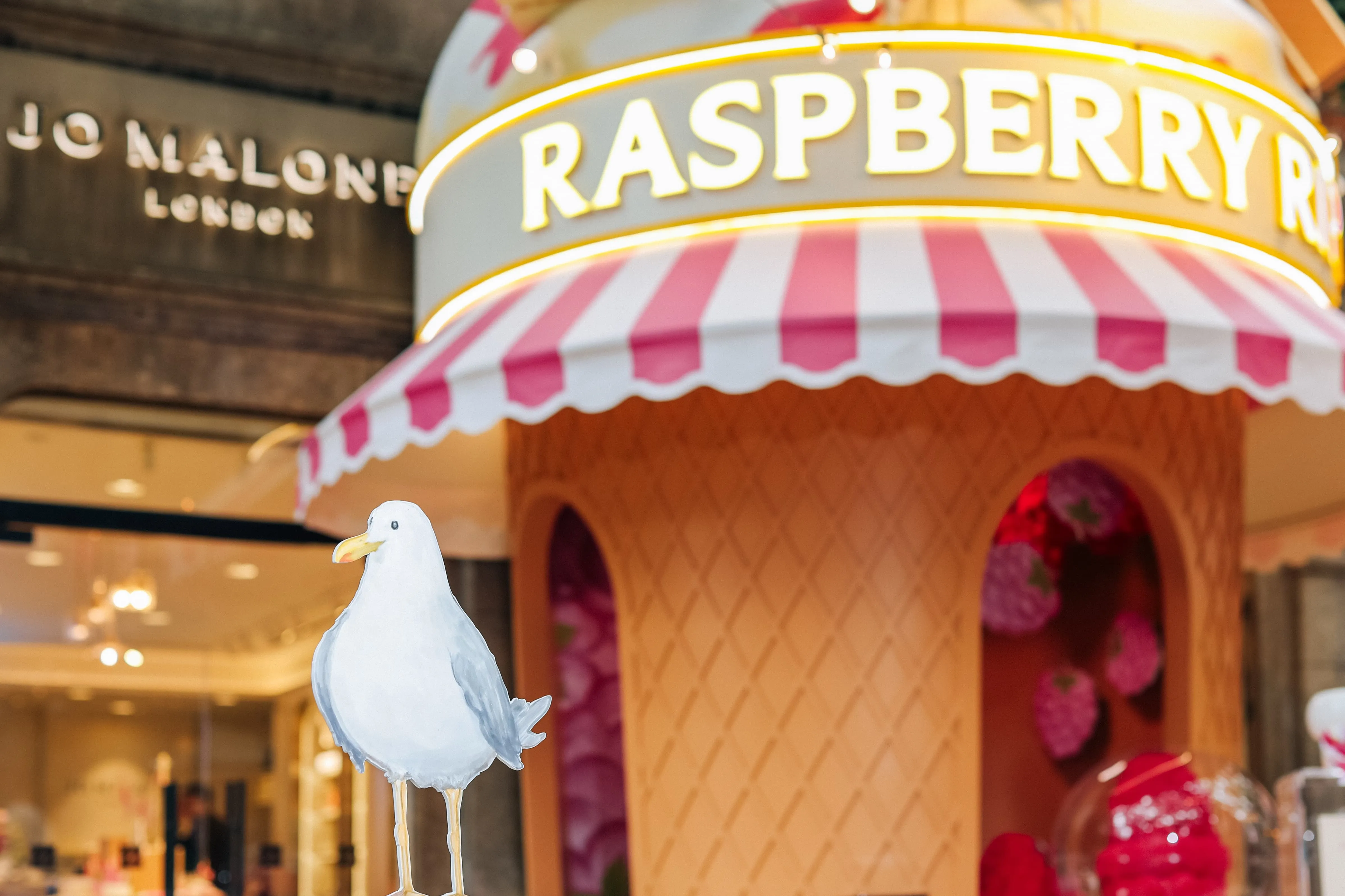 Well-known perfume houses create summer display props